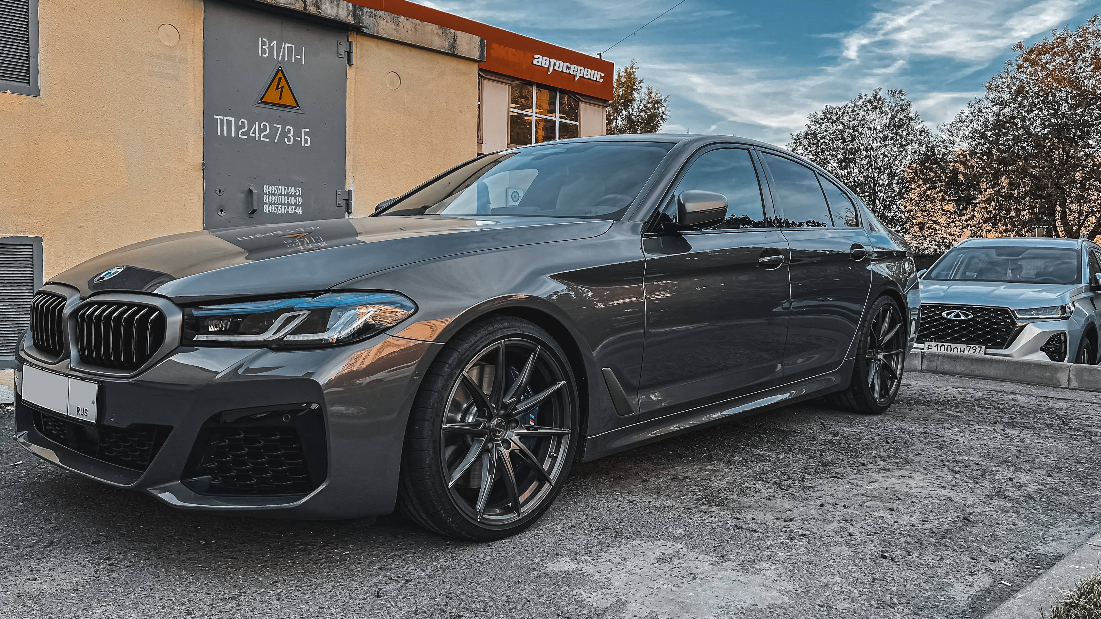 BMW M550i G30 на 20" кованых дисках нашего производства фото 3